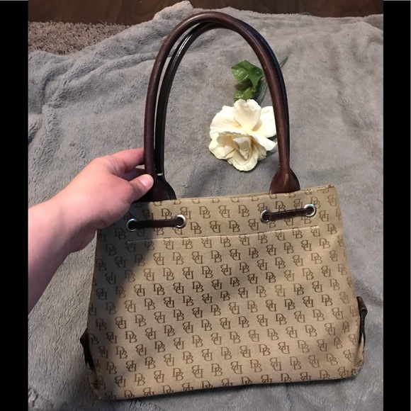 Dooney & Bourke Handbags - Dooney & Bourke signature hand bag